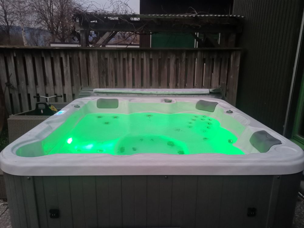 Jacuzzi zu verkaufen Kaufen auf Ricardo