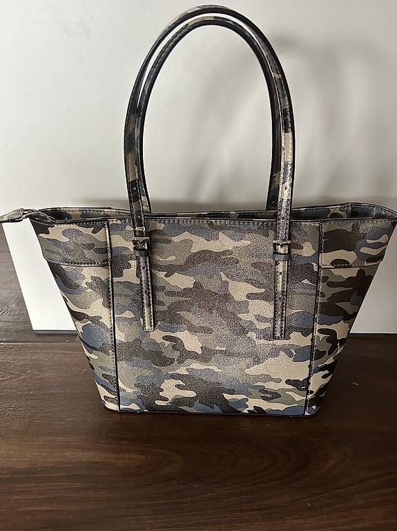 Sacs femmes: Guess Tasche  – D'occasion à Attinghausen par MelanieIneichen 1