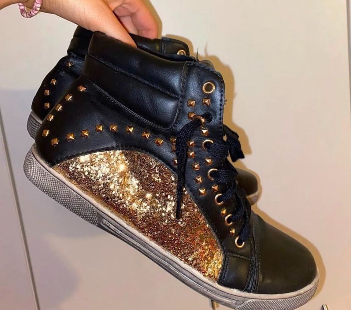 Scarpe da donna: Baskets noires à paillettes dorées cloutées T. 40 – Usato da Montreux venduto da m.mlkstn