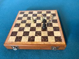 Joli jeu d'échecs ancien en pierre