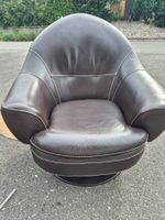 Fauteuil en cuir brun pivotant