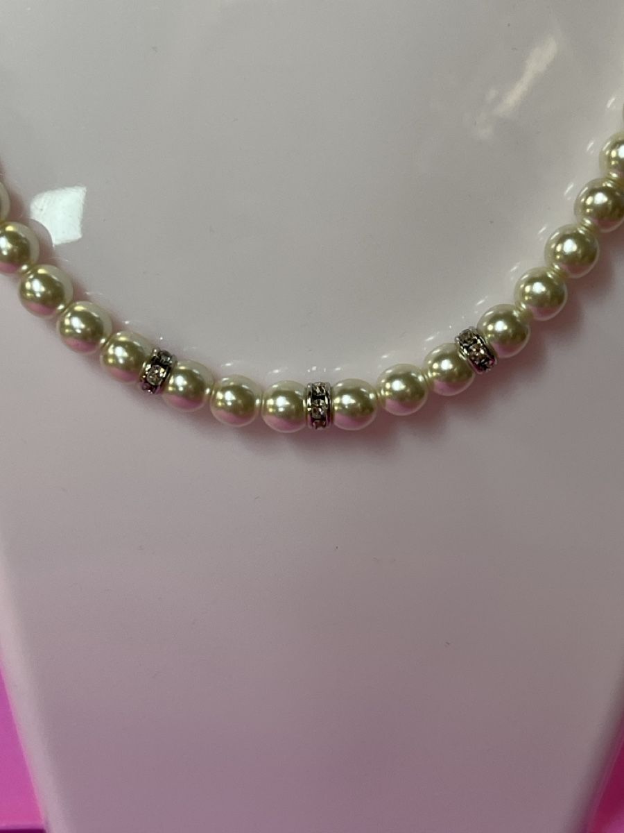Catenine: Collier perles synthétiques et strass neuf – Nuovo e nell'imballaggio originale da Interlaken venduto da ken_6885 1