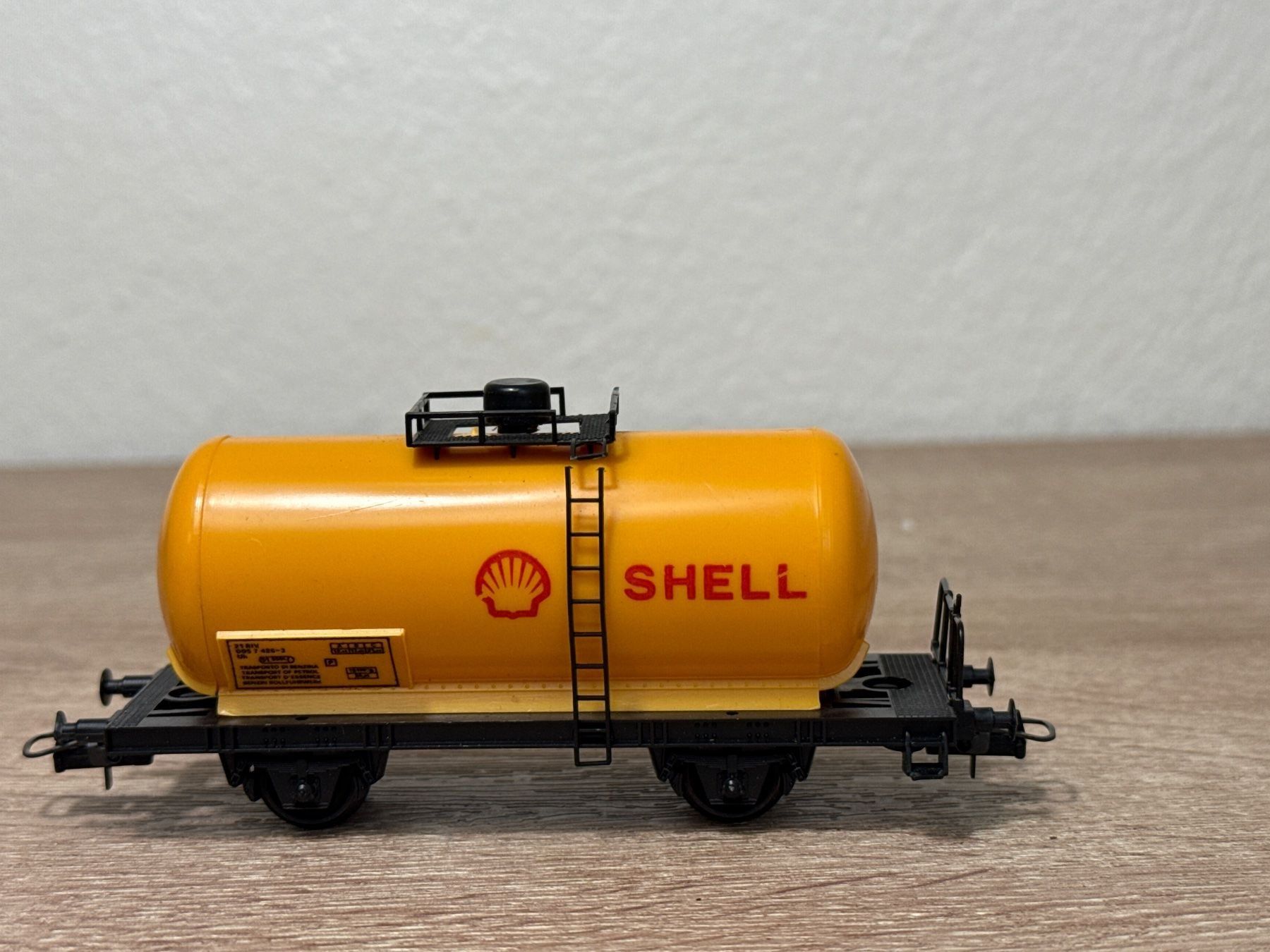 Lima Modellini di ferrovie: Lima Kesselwagen SHELL H0 (216) – Usato da St-Aubin-Sauges venduto da Lo_Go