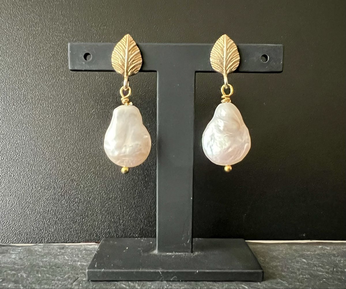 Orecchini pendenti & Orecchini a lobo: Keshi White Pearl Earrings - Gold Plated Silver – Nuovo e nell'imballaggio originale da Rüschlikon venduto da ThereseJewelryDesign 1