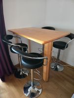 4 Barhocker und 1 Stehtisch