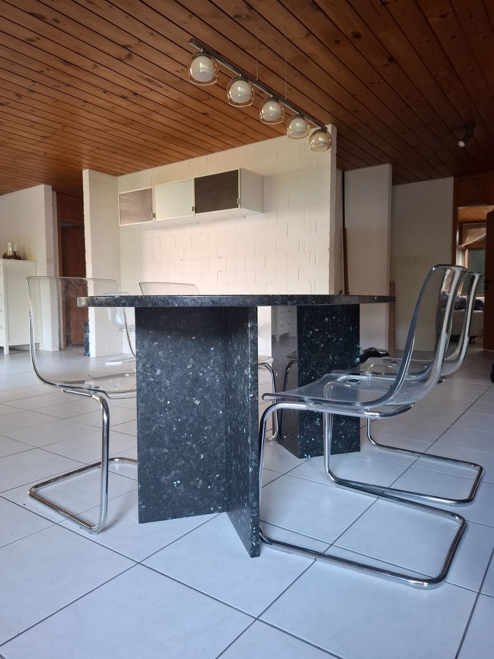 Tavoli: Granit Esstisch mit Stühlen – Usato da Mettmenstetten venduto da xxx14 3