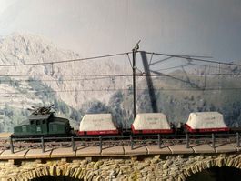 Arnold  Spur N Lok mit 3 Güterwagen