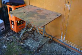 ANTIKER BLECHGARTENTISCH KLEIN ZUM RESTAURIEREN