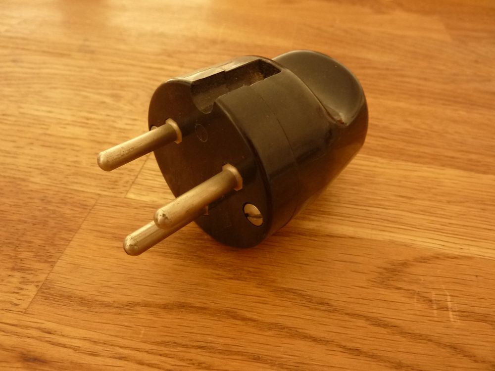 Stecker: Stecker 500 Volt 15 Ampere Bakelit 3pol – Gebraucht aus Hochfelden von swissice