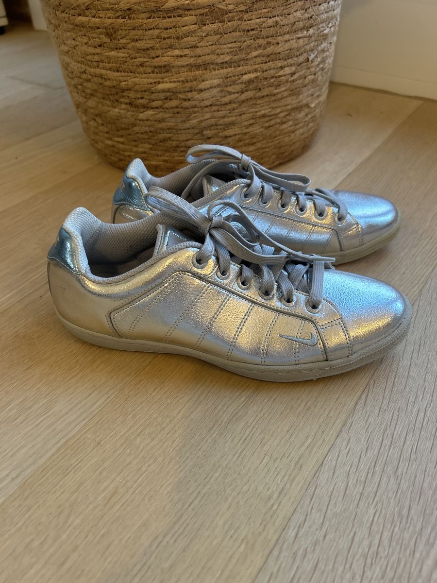 Nike Scarpe da donna: Silberne Nike Sneaker ca. Gr. 37.5 – Usato da Basel venduto da LeoLou11 2