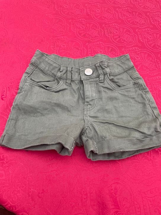 Pantaloni: Mädchen Shorts olivgrün 134 – Nuovo e nell'imballaggio originale da Bergdietikon venduto da antovale