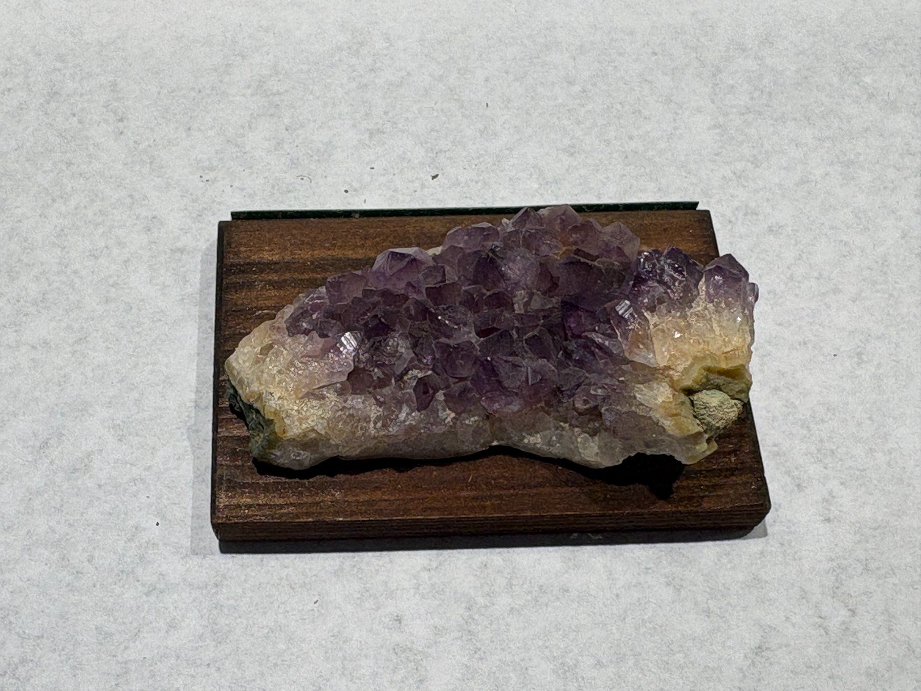Minéraux & Lithothérapie: Kleiner Amethyst auf Holzbrettchen – D'occasion à Gossau/ZH par amazonas66 1