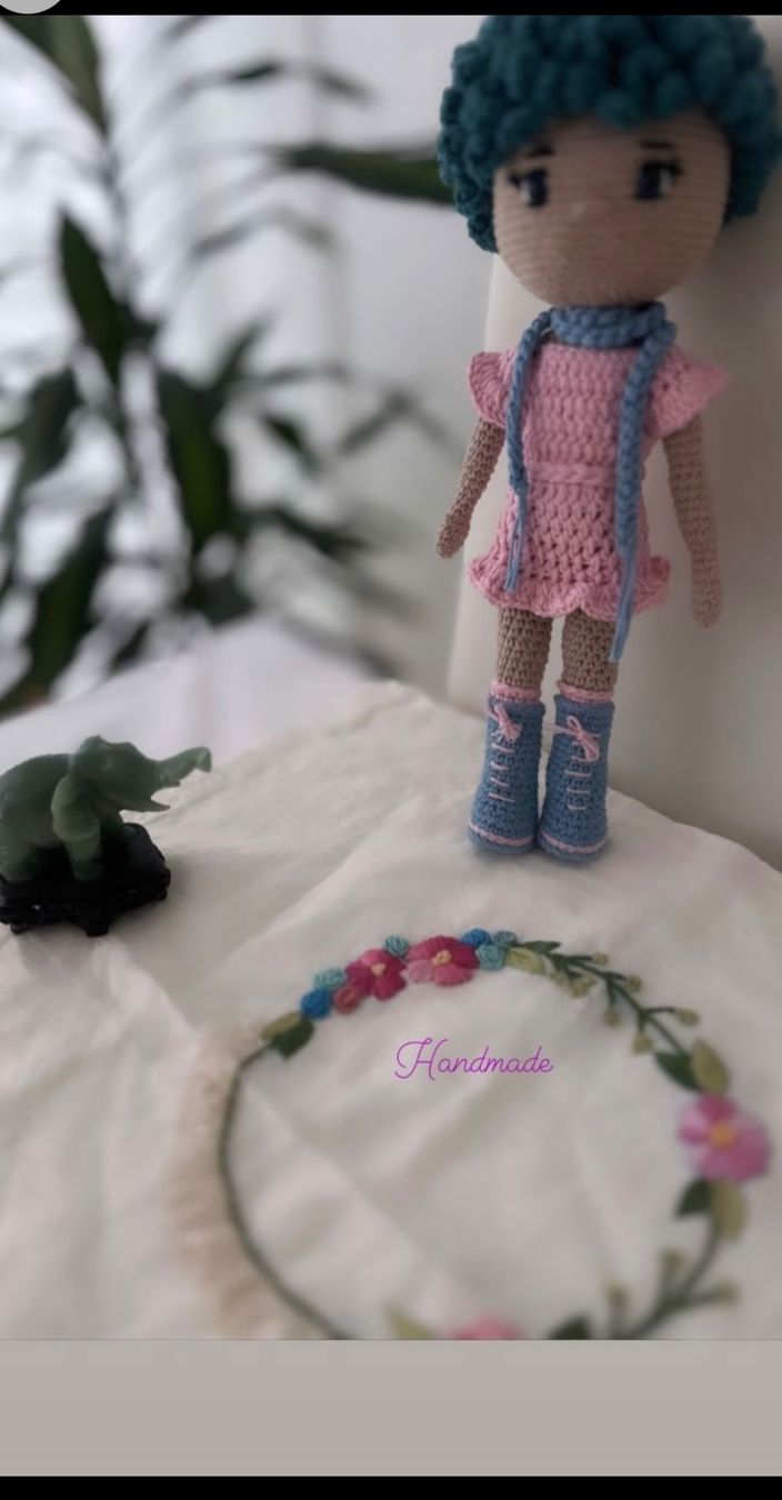 Bambole: Handmade crocheted doll with blue hair. – Nuovo (secondo la descrizione) da Oftringen venduto da Eylem79 4
