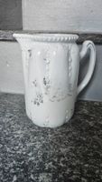 Brocca ceramica bianca con decoro argento sbiadito
