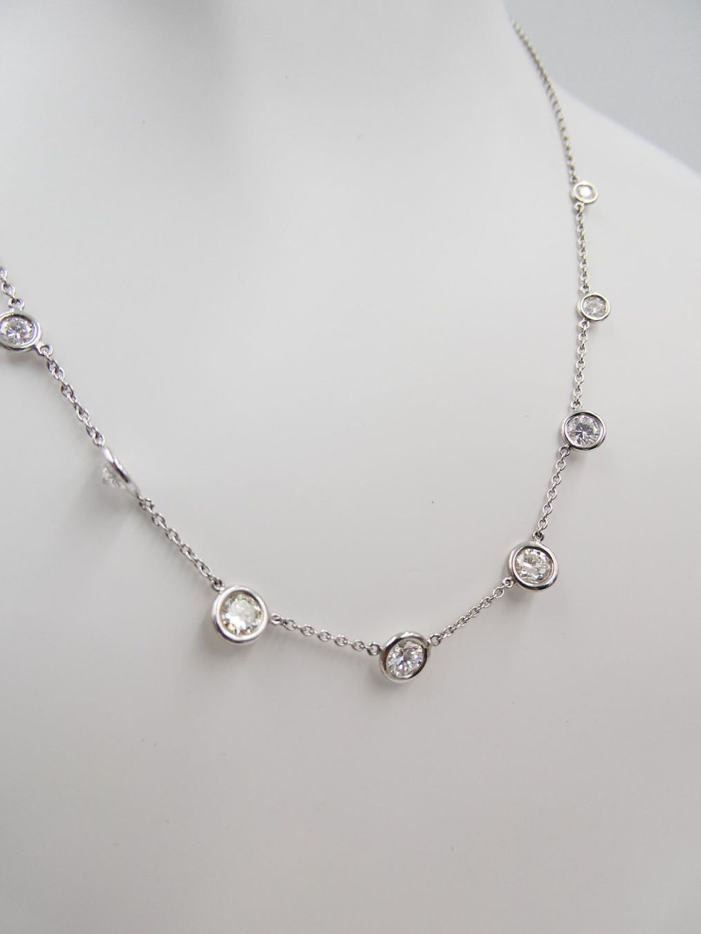 Gübelin Catenine: WEISSGOLDCOLLIER MIT EINZELNEN BRILLANTEN – Usato da Luzern venduto da EdiGem 3