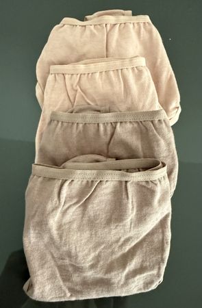 String 4 Stück Grösse 36/38  petite fleur. Neu