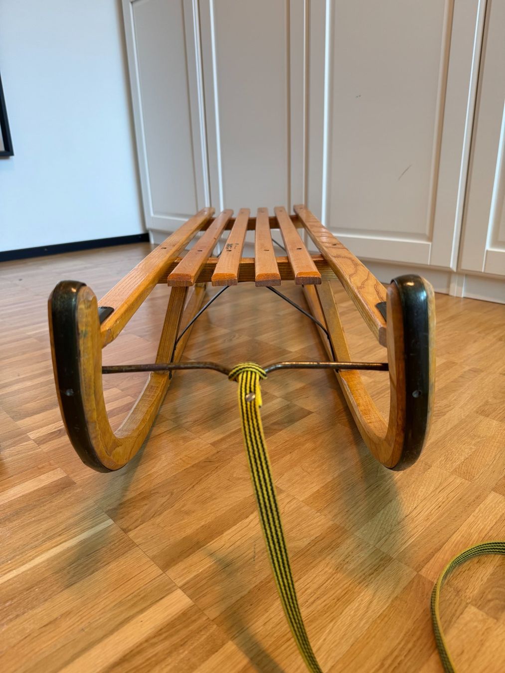 Luge: Alter Holzschlitten mit Zugseil – D'occasion à Zürich par muxamsonntag 3
