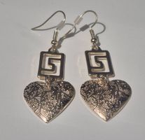 Orecchini pendenti dorati a forma di cuore