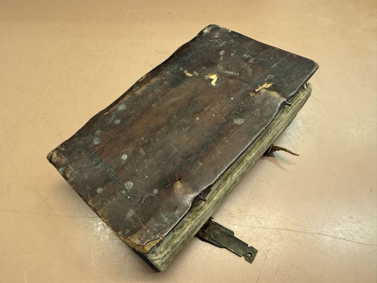 Libri: Buch antiquarisch Leder Einband mit Schliessen  – Usato da Chur venduto da Meriva0
