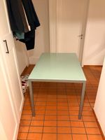 Glastisch mit hellgrüner Glasplatte