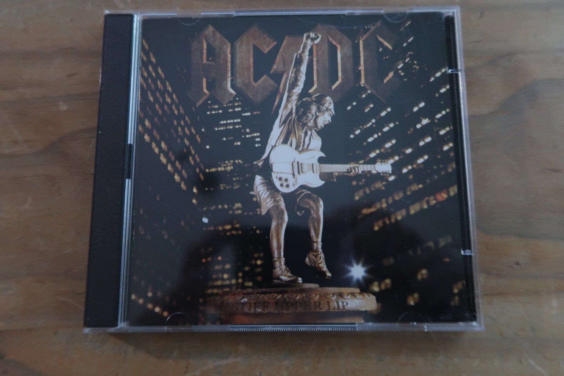 CD: AC/DC - STIFF UPPER LIP - TOUR EDITION mit BONUS CD – Usato da Basel venduto da Patiscat