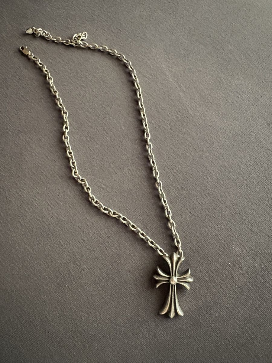 Chrome Hearts Ciondoli: Chrome Hearts Cross pendant – Usato da Pratval venduto da fse_9yyv
