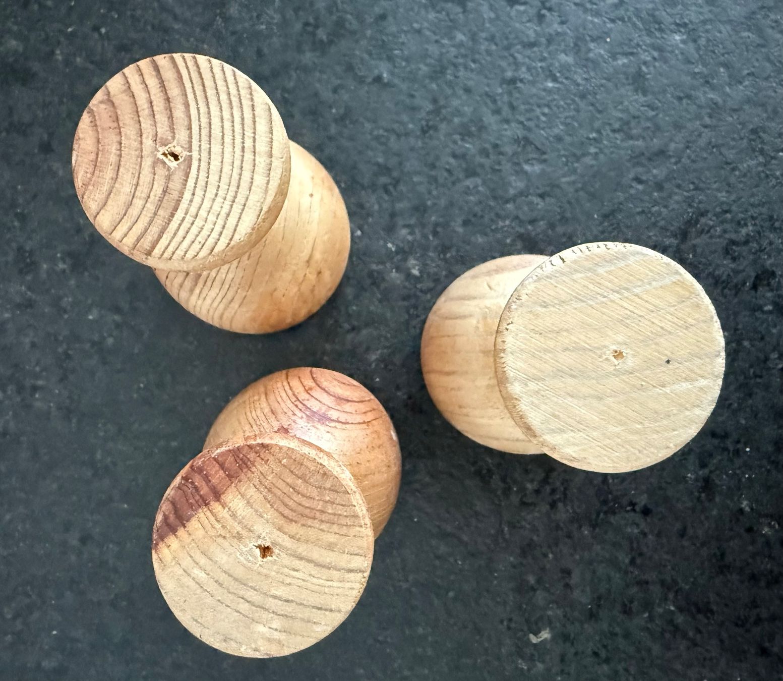 Altre Stoviglie: 3 Vintage Eierbecher aus Holz – Usato da Basel venduto da Rouge. 1