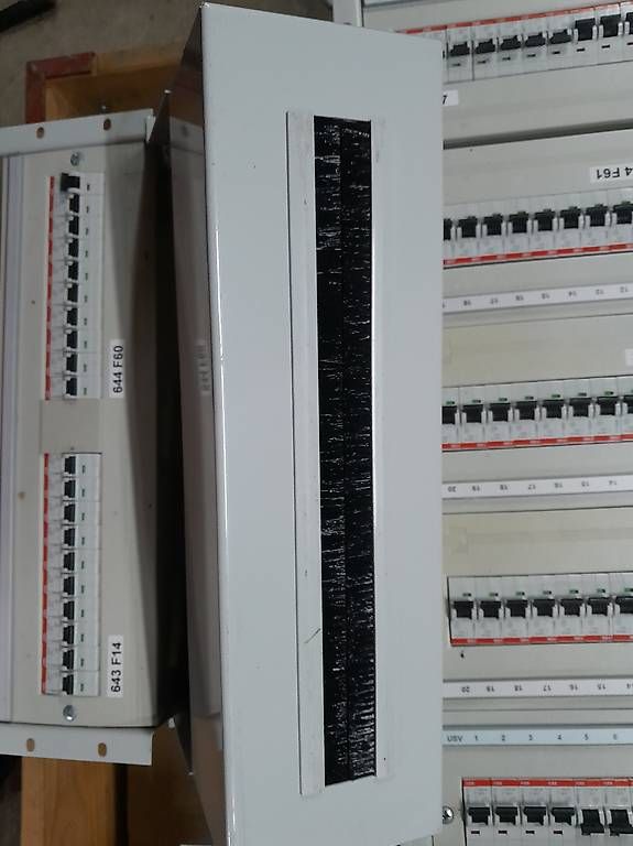 Alimentazione elettrica: Rittal 19" Rack Stromverteiler – Usato da Ossingen venduto da BCM-40 1