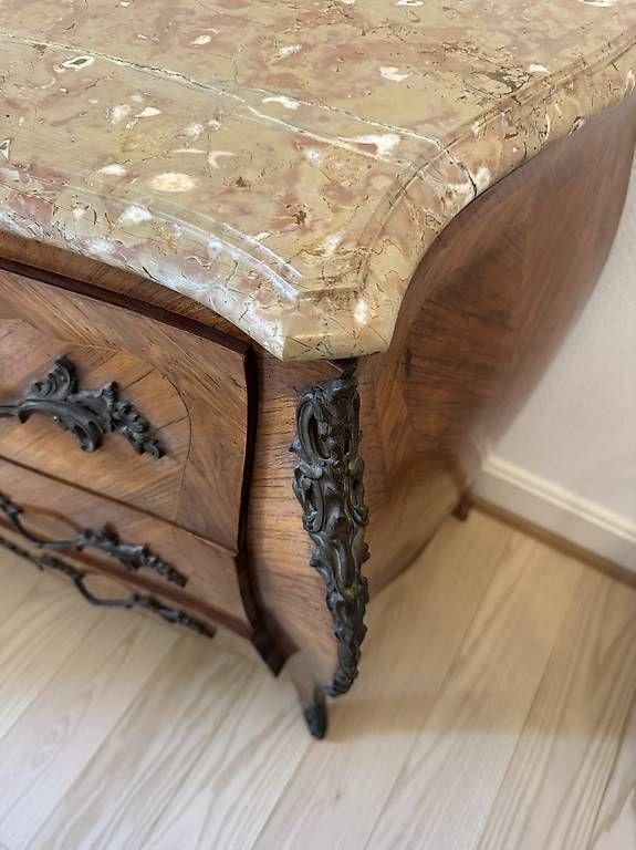 Commodes: Antike Rokoko-Kommode mit Marmorplatte  – D'occasion à Basel par KAFD 1