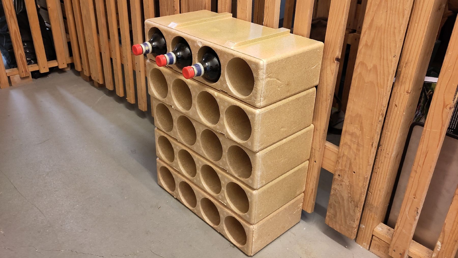 Scaffali: Weinregal, modulares System stapelbar aus Styropor – Usato da Au ZH venduto da fixli81