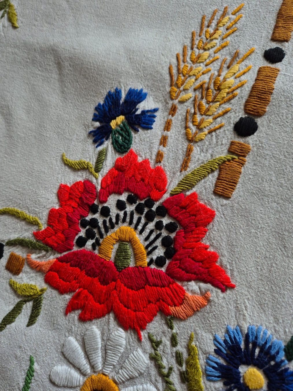 Altra biancheria da tavola: Wunderschöne bestickte Tischdecke, Handarbeit, Blumenmuster – Usato da Bern venduto da aronari 6