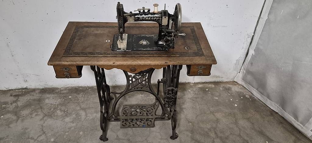 Macchine da cucire: Historische Nähmaschine  – Usato da Adligenswil venduto da phi_57gx