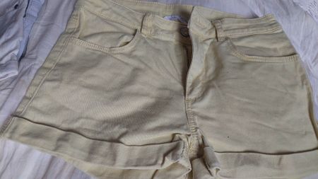 Short in gelbe Farbe/ Gr.146&152