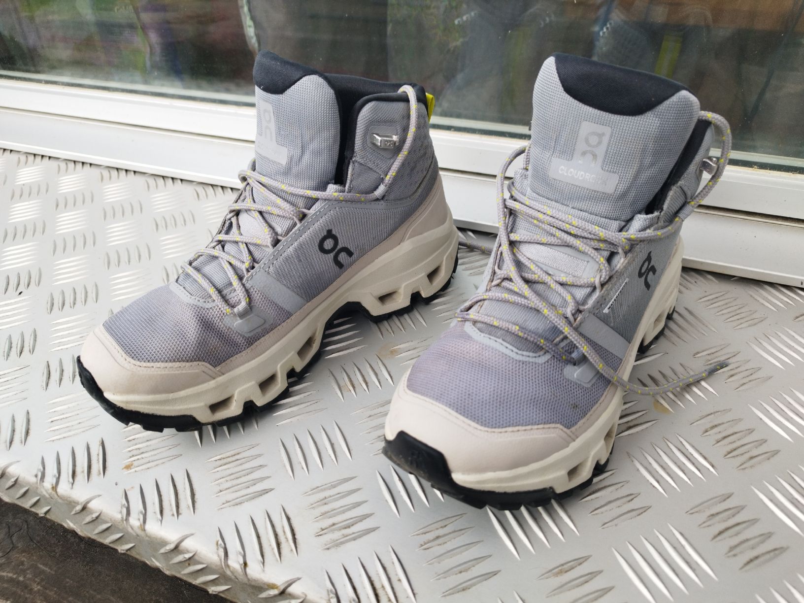 On Scarpe da donna: ON Cloudrock Wanderschuhe Damen Gr. 38.5 Grau/Weiss – Usato da Luterbach venduto da Liveyourdream 3