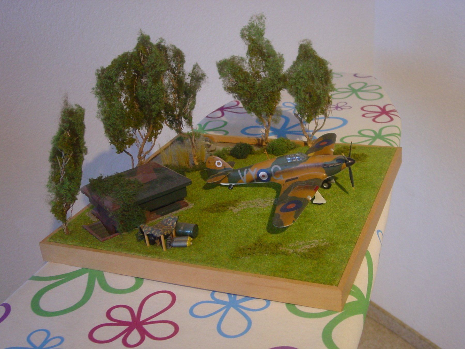 Kit di modellismo & Modellini statici: Hawker Hurricane 1/48 mit Diorama – Usato da Hirschthal venduto da Juribu
