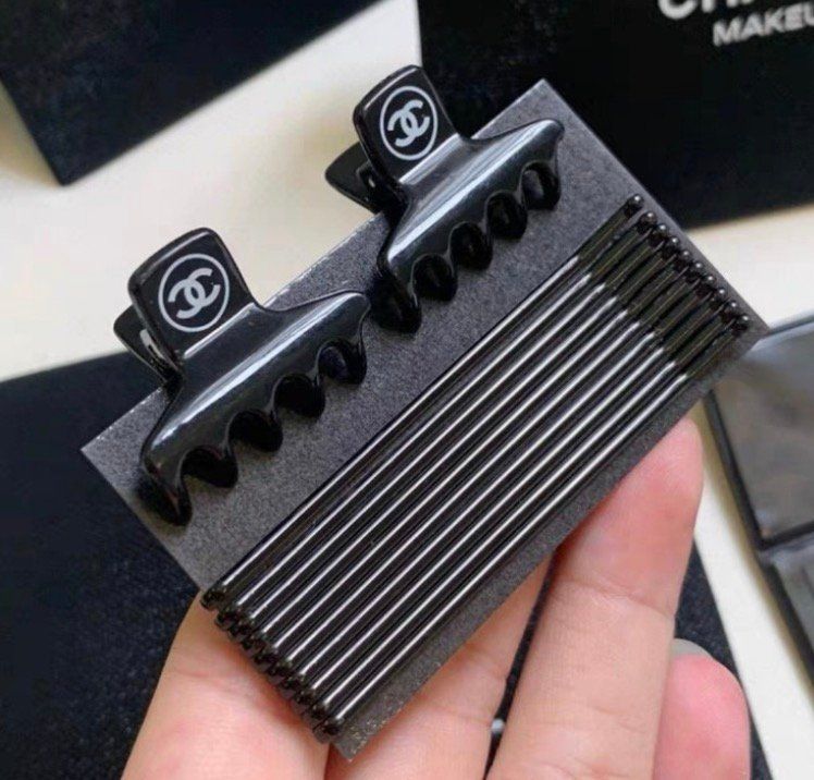 Chanel Accessori per capelli: Original Chanel Beauy Mini Haarklammern Set – Nuovo e nell'imballaggio originale da Steinmaur venduto da regenbogen052