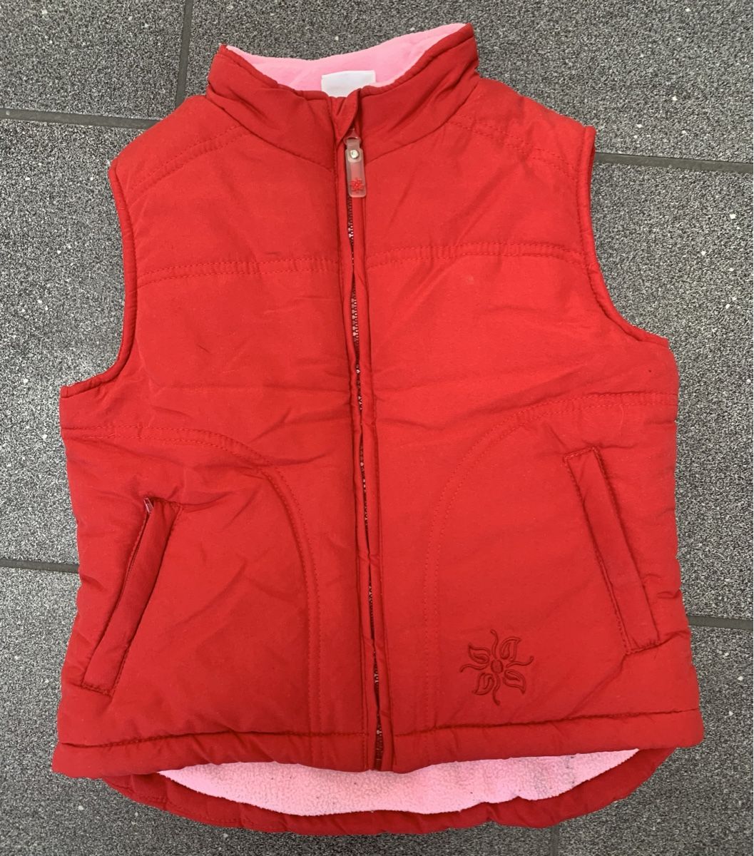 Altro abbigliamento per bambina: Tolles rotes Gilet Gr. 116 – Usato da Hünenberg See venduto da spartakus02