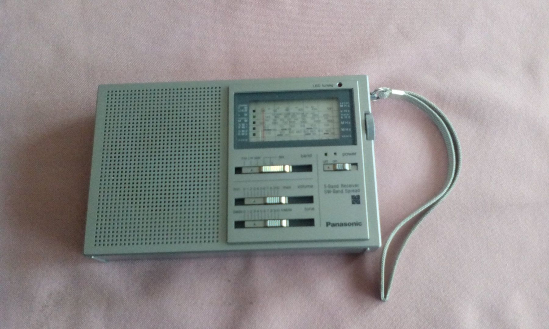 Panasonic Radio: REISERADIO "PANASONIC" MODEL RF-788L, SILBERGRAU, MIT ETUI – Usato da Wattwil venduto da Pinguin041