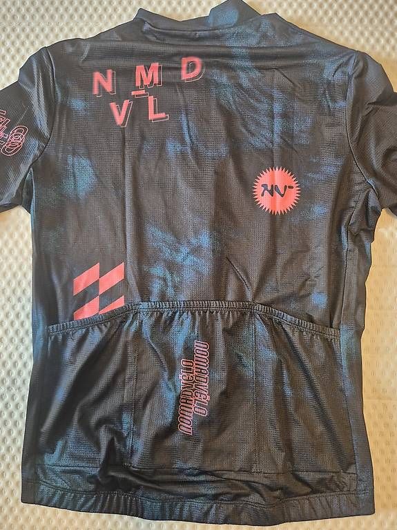 Leibchen & Hosen: Nomad Cycling Trikots, Grösse L – Neu und originalverpackt aus Zürich von _vici_ 1