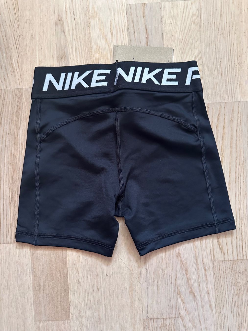 Nike Pantaloni: Nike Pro Shorts (Mädchen) Größe: M – Nuovo e nell'imballaggio originale da Brüttisellen venduto da jea_5lmn 1
