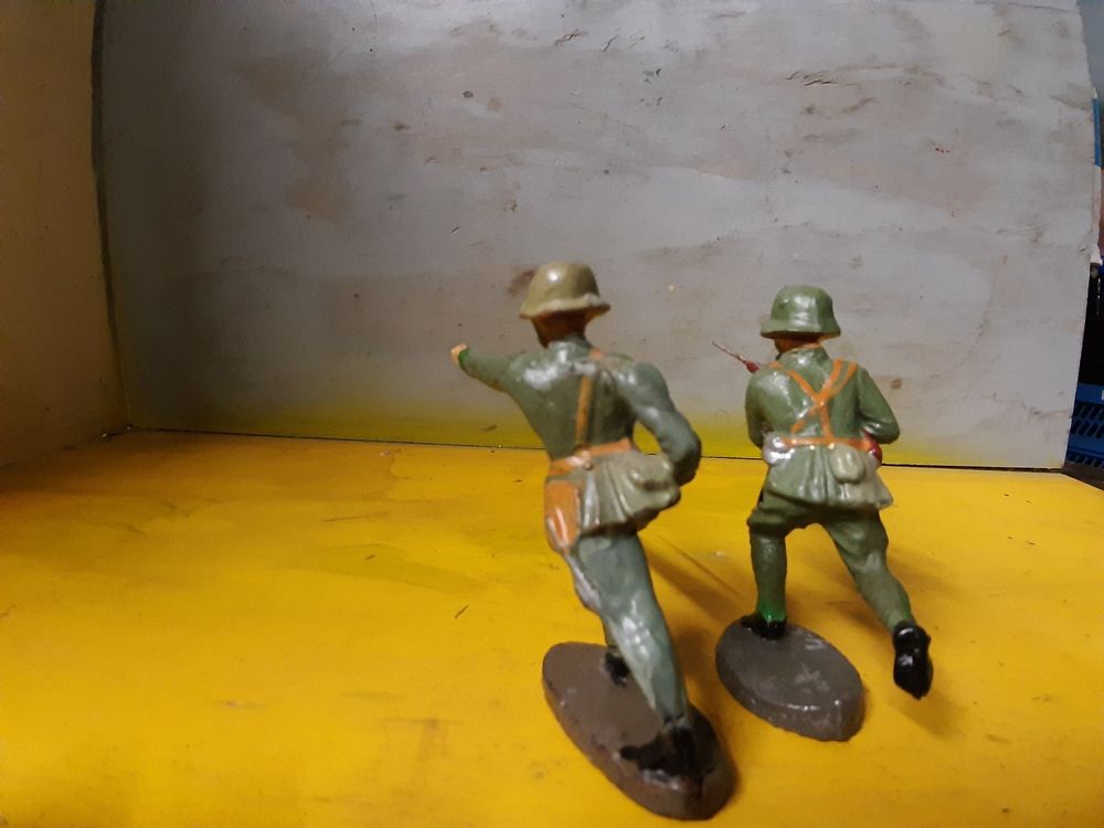 Soldats avec masque à gaz 2
