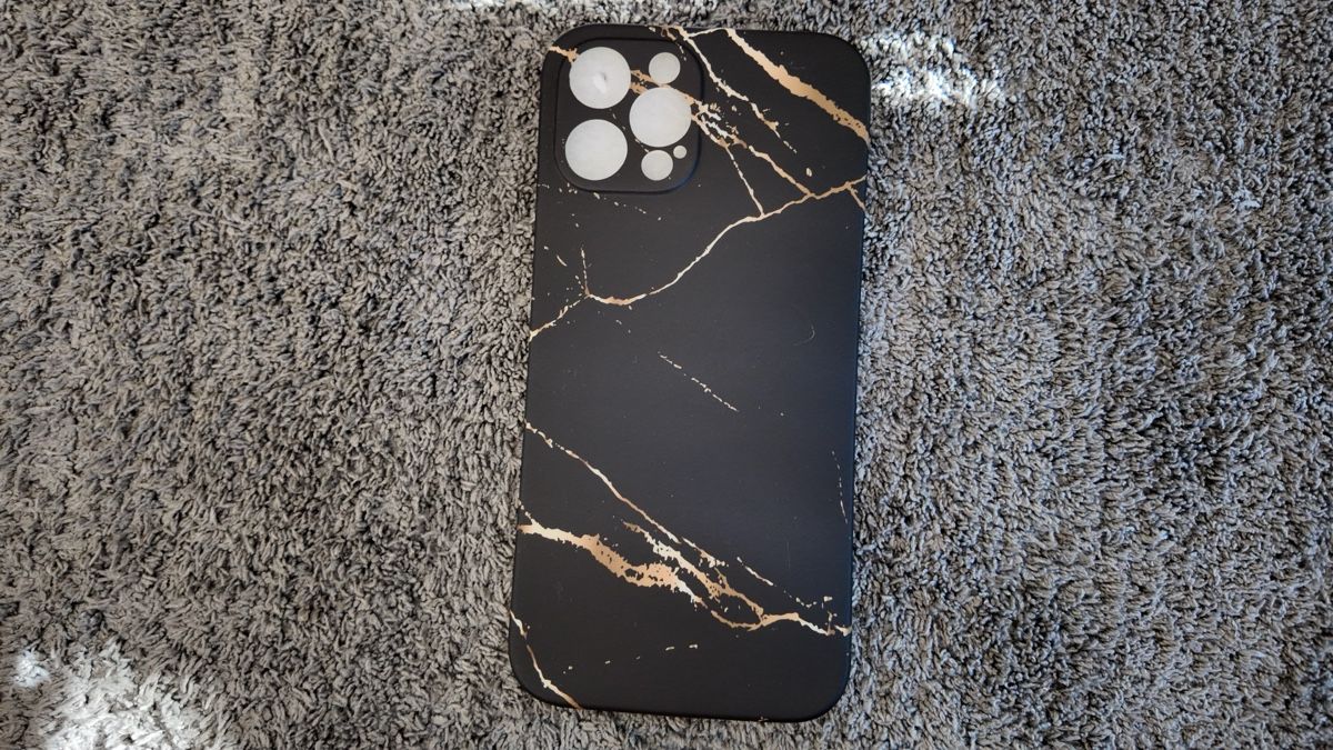 Cover & Protezioni schermo: Coque d’iPhone 12 Pro Max marbrée noire et dorée – Nuovo e nell'imballaggio originale da Denges venduto da val_j8w7