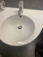 Waschbecken weiss mit Wasserhahn gebraucht gut erhalten
