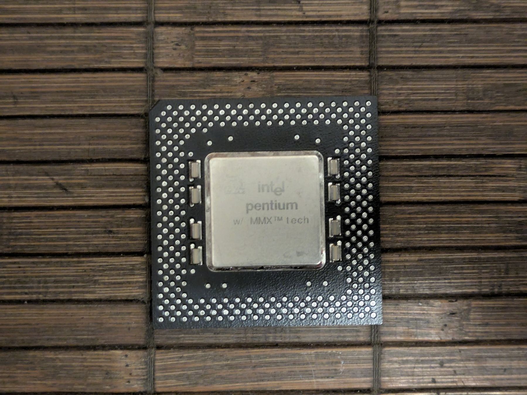Intel Composants électroniques: Intel Pentium MMX 166 Socket 7 Tillamook SL2ZX – D'occasion à Châtelaine par Pttn 1