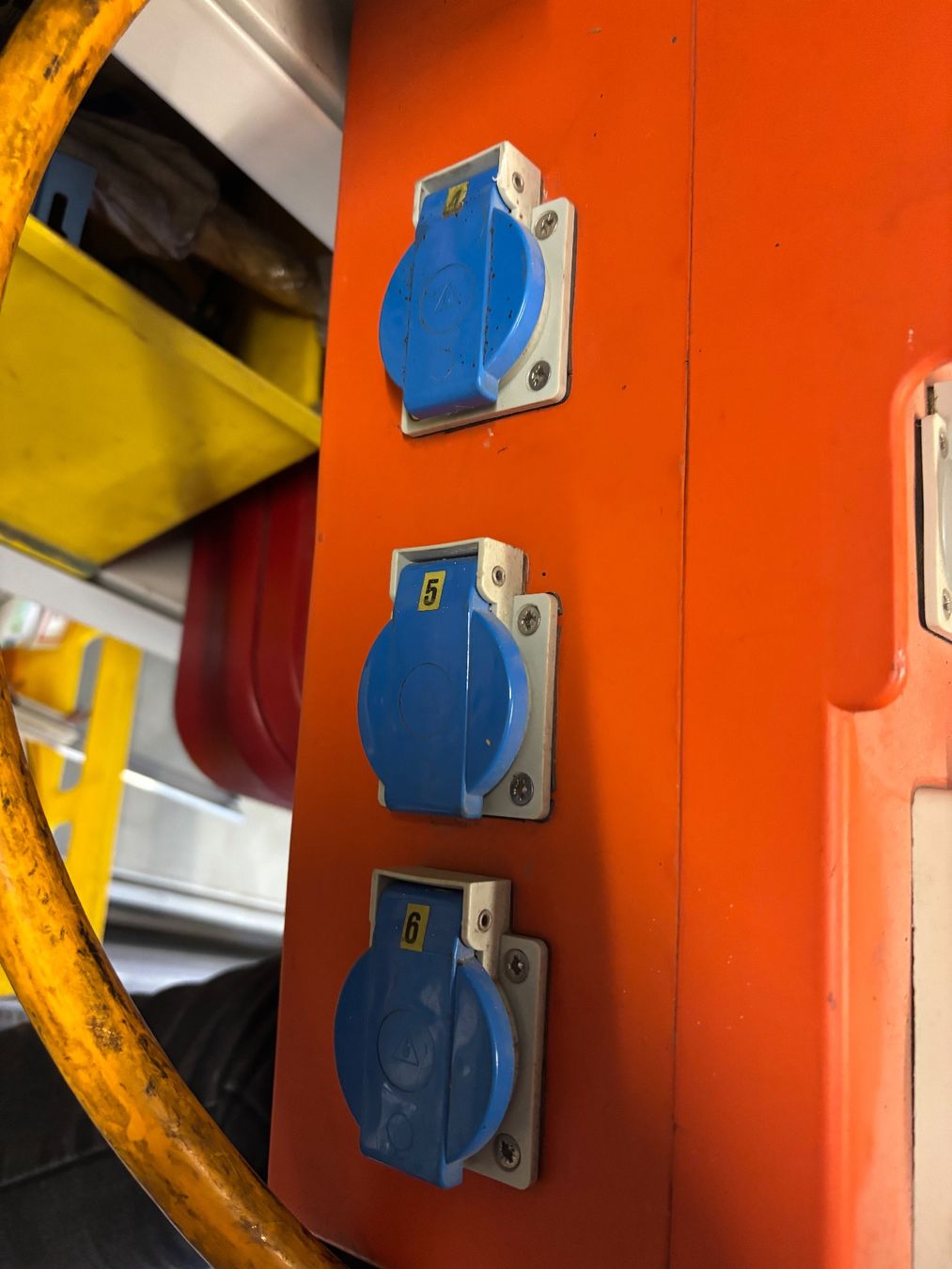 Electrotechnique: Verteilerkasten Stromverteiler mit diversen Steckdosen – D'occasion à Wittenbach par newzealand09 4