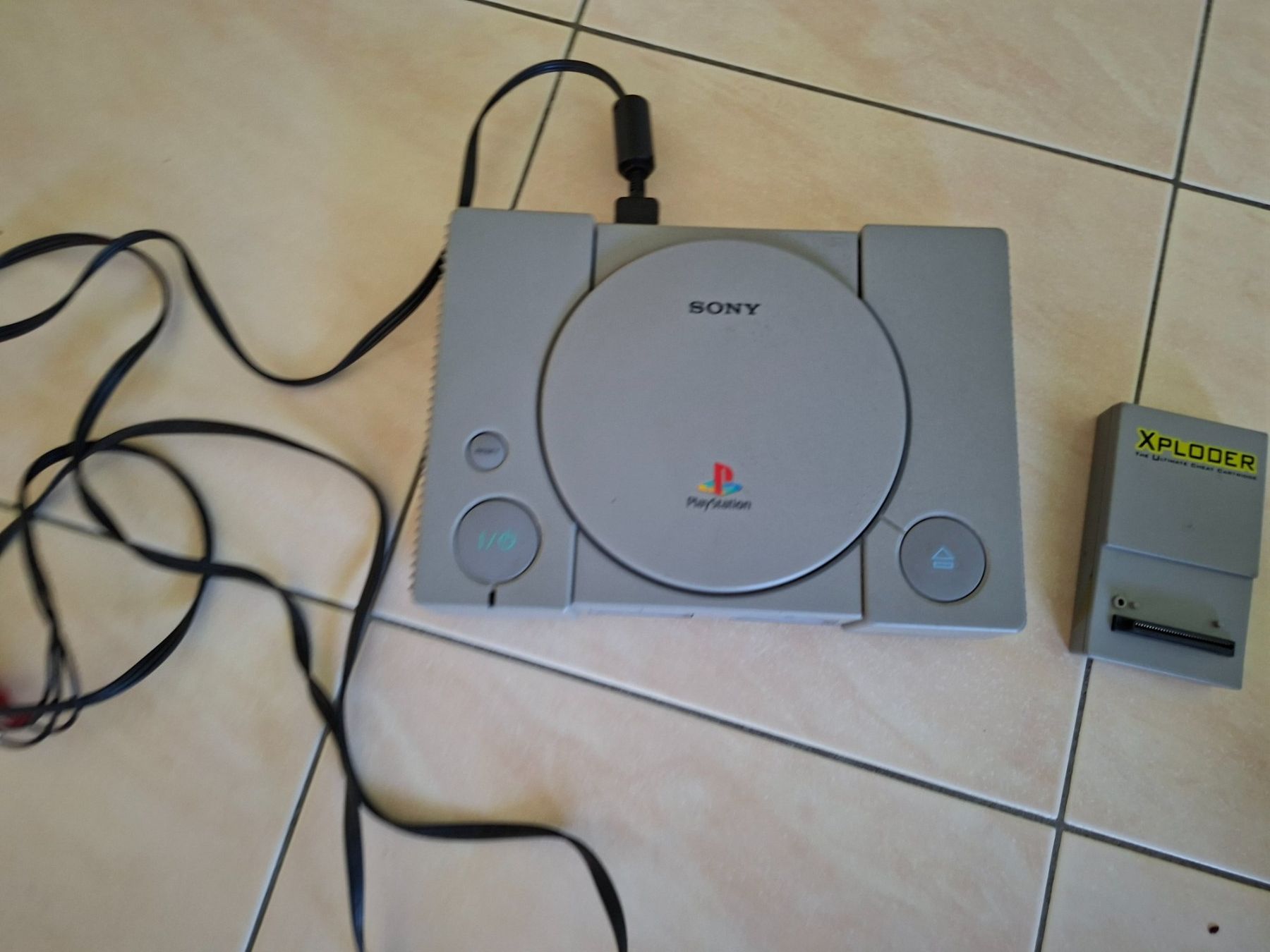 Sony Konsolen: Console PlayStation 1 avec Xploder pour collectionneurs r... – Gebraucht aus Cheseaux sur lausanne von Asergio