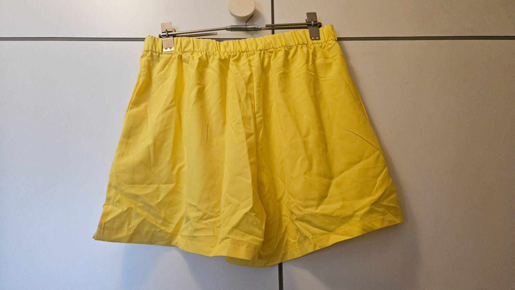 Pantaloni: Pantaloncini gialli tg.M poliestere – Usato da Melano venduto da H-Sara 1