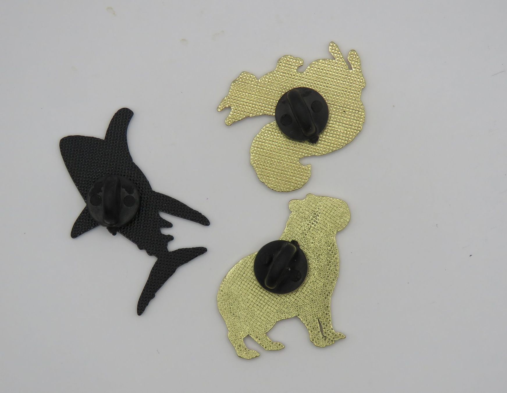 Spille & Fermagli: 3 Tier Set - PIN - Eichhörnchen - Capybara - Haifisch - Neu – Nuovo e nell'imballaggio originale da Grenchen venduto da Yamahwildstar16 8