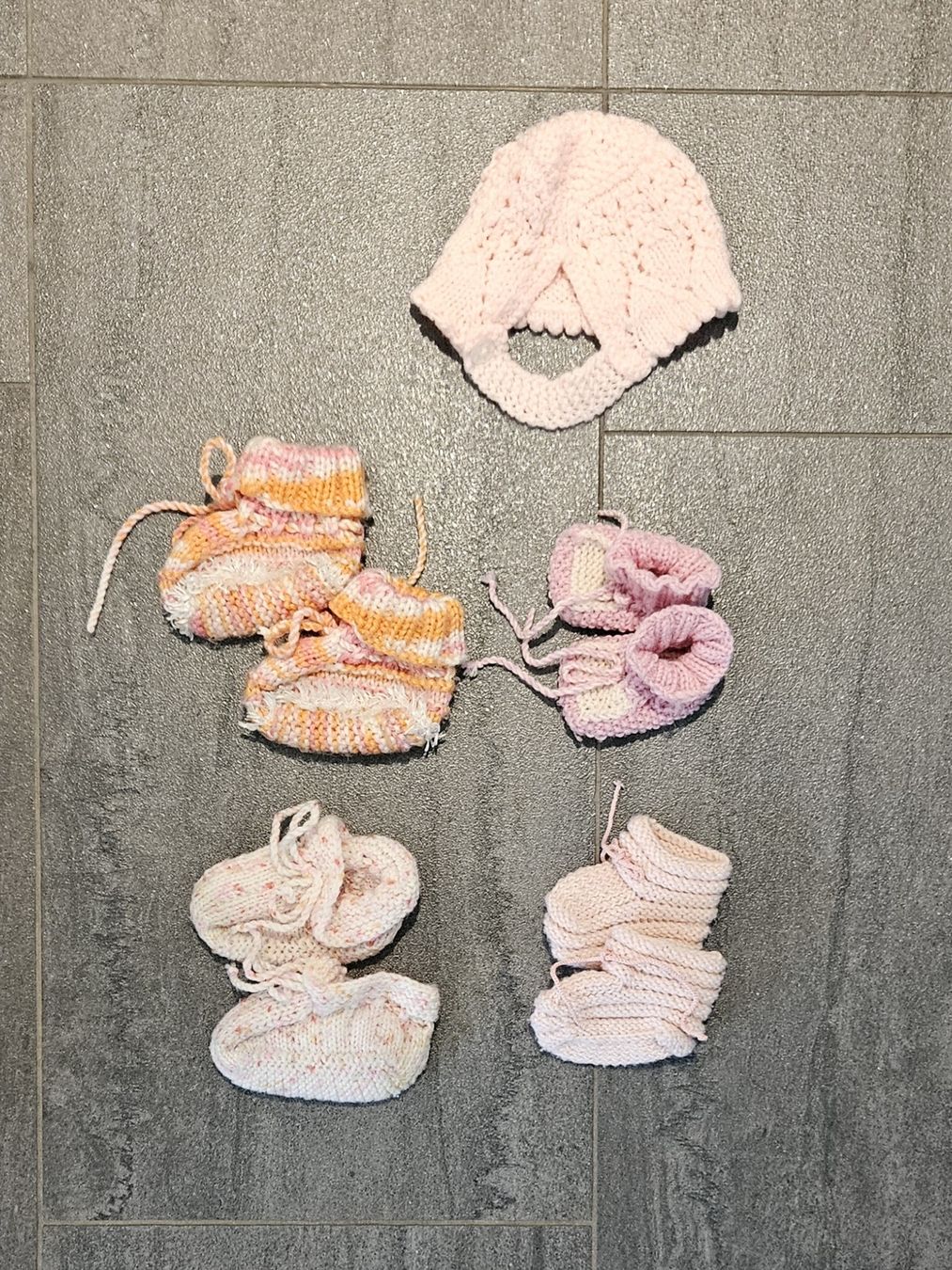 Wolle: Handgestrickte Babyschuhe und Mütze, Wolle – Gebraucht aus Rotkreuz von Kaffitanteli