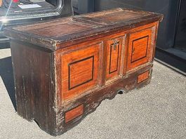 Ancien bahut à trousseau en bois